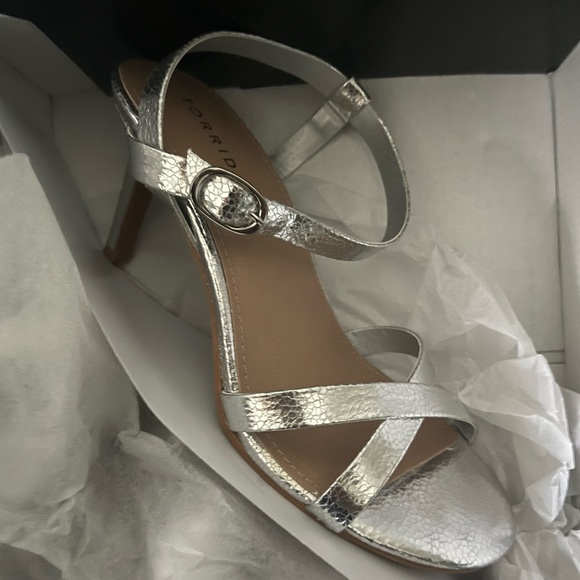 Torrid silver kitten stilettos new in box 9.5WW - Picture 2 of 3